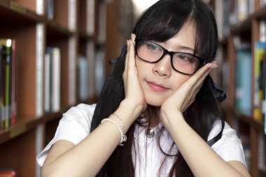 Üniformalı Asyalı kız