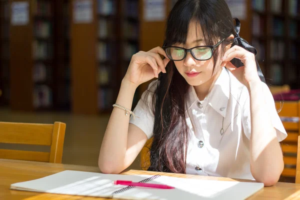 Asiatisk tjej i uniform — Stockfoto