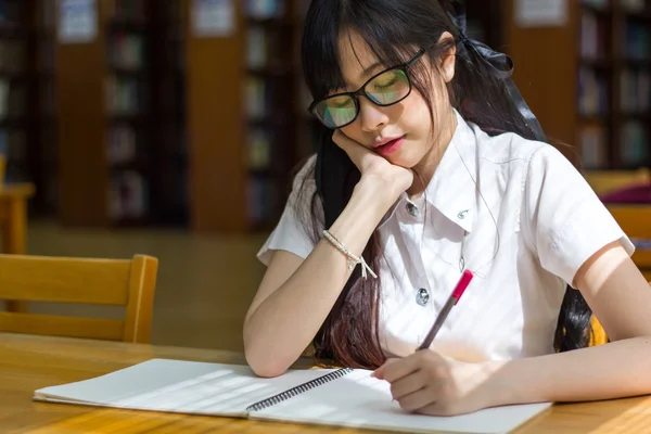 Asiatisk tjej i uniform — Stockfoto