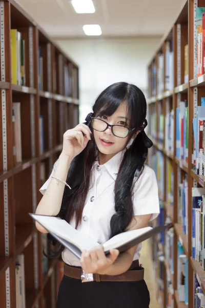 Asiatisk tjej i uniform — Stockfoto