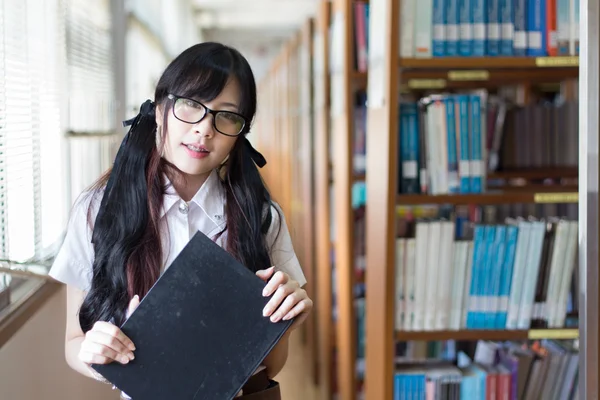 Menina asiática em uniforme — Fotografia de Stock