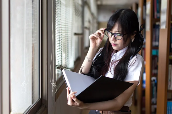 Asiatisk tjej i uniform — Stockfoto