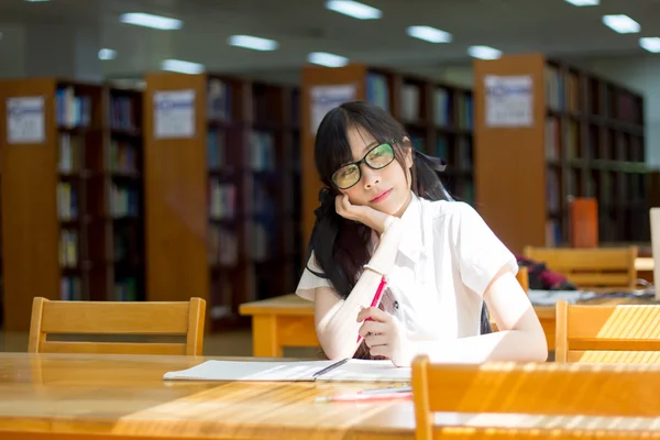 Asiatisk tjej i uniform — Stockfoto