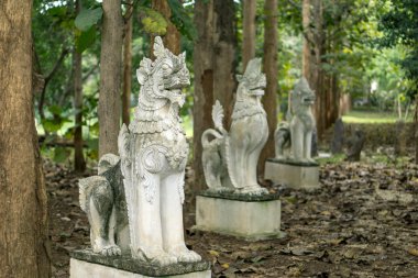 Parkta yaşlı bir heykel