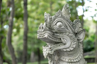 Parkta yaşlı bir heykel