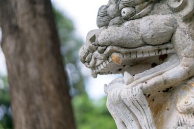 Parkta yaşlı bir heykel