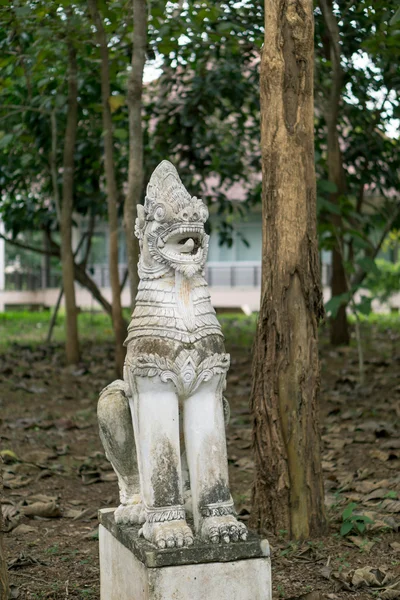 Een oude sculptuur in het park — Stockfoto