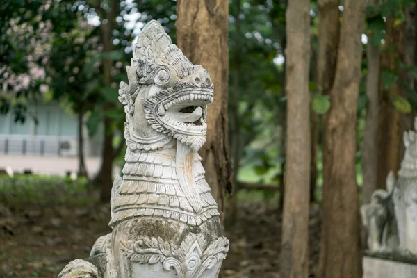 Een oude sculptuur in het park — Stockfoto