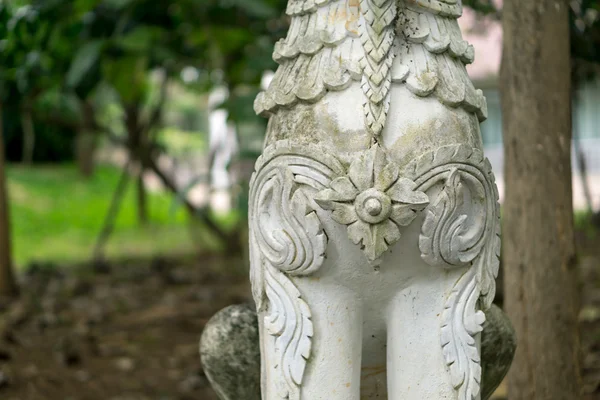 Una vecchia scultura nel parco — Foto Stock