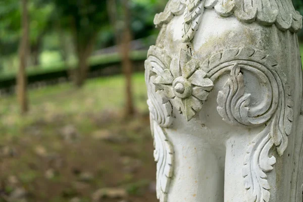 Стара скульптура в парку — стокове фото