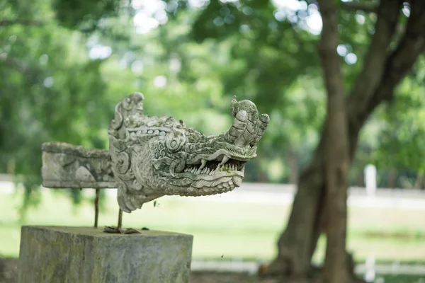 Una vieja escultura en el parque —  Fotos de Stock