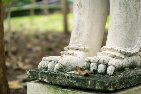 Een oude sculptuur in het park — Stockfoto