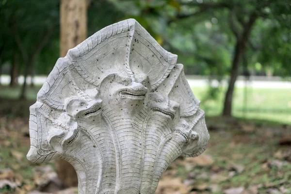 Een oude sculptuur in het park — Stockfoto