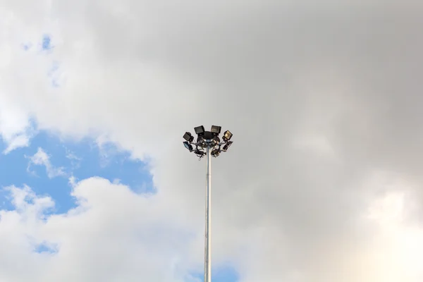 Pouliční lampa na obloze clound — Stock fotografie