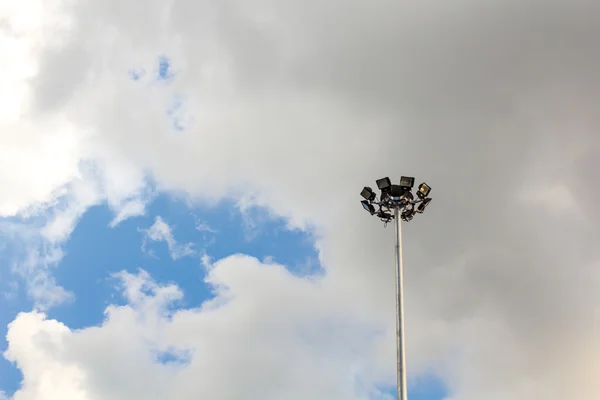 Pouliční lampa na obloze clound — Stock fotografie