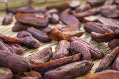 Güneş kurutulmuş muz