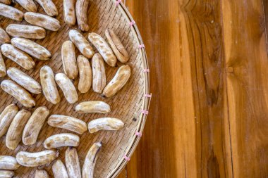 Güneş kurutulmuş muz