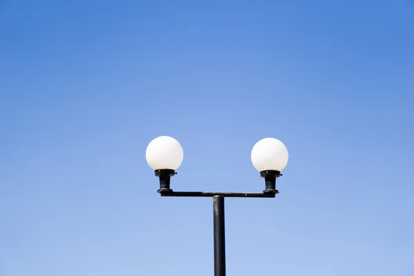 Gökyüzündeki sokak lambası — Stok fotoğraf