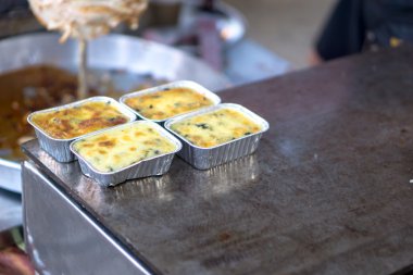 Lazanya durak üzerinde