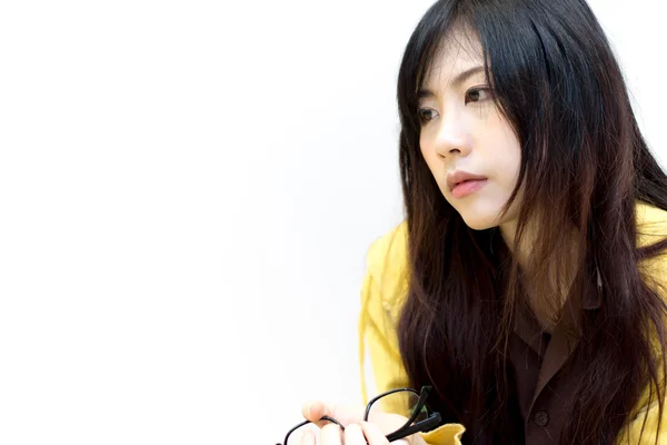 Азиатская девушка в форме мастерской — стоковое фото