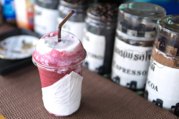 Fresh mulberry in a cup — Stock Photo, Image