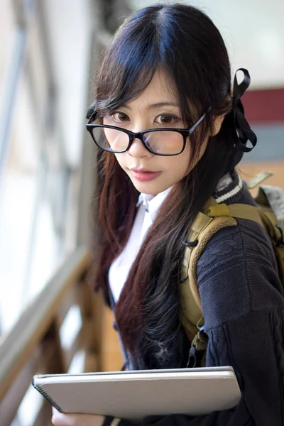 Asiatisk tjej i uniform — Stockfoto