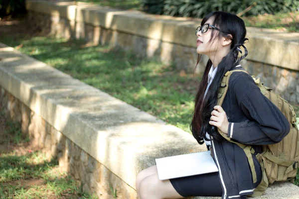 Aziatische meisje in uniform — Stockfoto