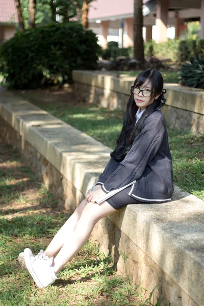 Asiática chica en uniforme —  Fotos de Stock