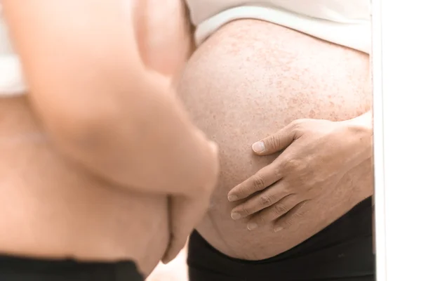 Alergia na barriga grávida — Fotografia de Stock