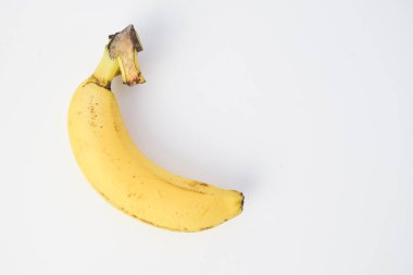 Beyaz zemin üzerinde izole edilmiş tek olgun sarı muz taze tropikal meyve gösteren minimum besin bileşimi sağlıklı beslenme veya beslenme konsepti için basit temiz görüntü..