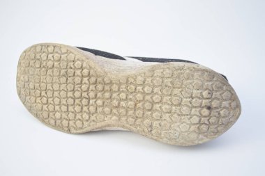 Aşınmış ve kirli bir spor ayakkabısının altında altıgen bir balpeteği var.