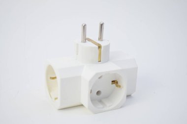 Beyaz arka planda izole edilmiş Avrupa soketleri için beyaz 3 yollu elektrik prizi