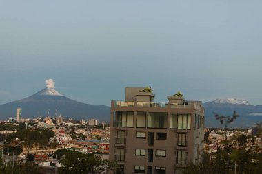 Puebla şehri ve en güçlü yanardağının manzarası
