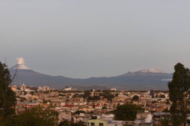 Popocatepetl volkanı Puebla manzarasını süslüyor. Görkemli, büyük ve oyuncu.