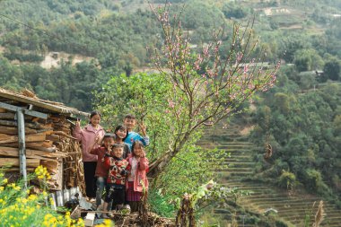 Dışarıda barış işaretleriyle bekleyen bir grup mutlu çocuk dağlık bir zemin hazırlıyorlar.