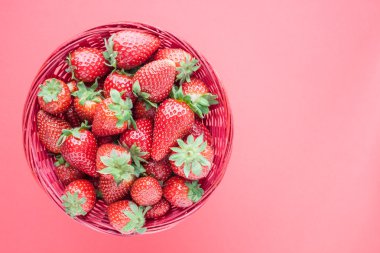 Çilek sepet pembe arka plan