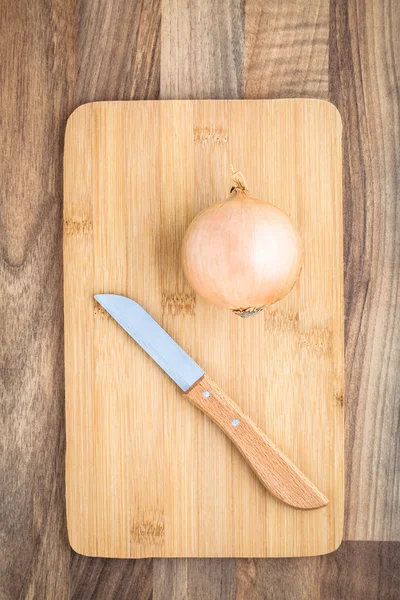 Tabla de cortar verduras de cebolla — Foto de Stock