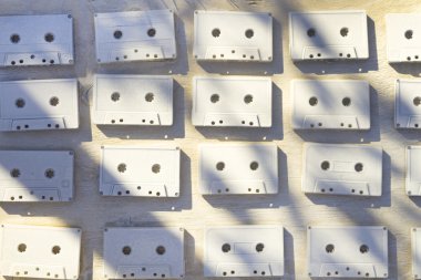 Ses kasetleri beyaz akrilik boya ile kaplıdır. Mükemmel retro. Yaratıcı dekor.