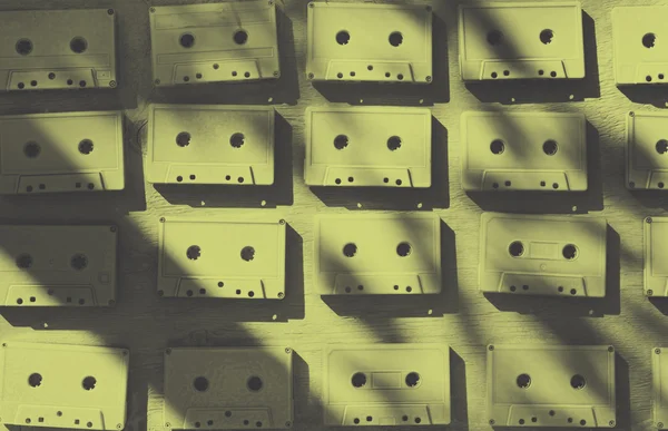 Ses kasetleri beyaz akrilik boya ile kaplıdır. Mükemmel retro. Yaratıcı dekor.