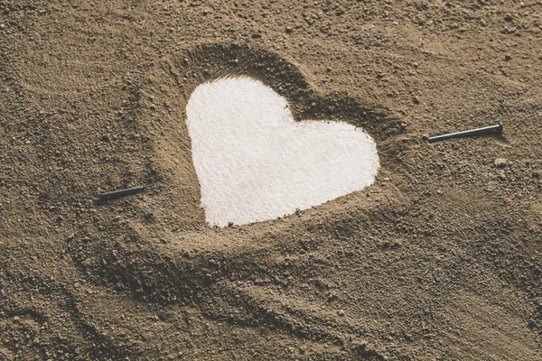 Silhuett av hjärtat dras i sanden lera — Stockfoto