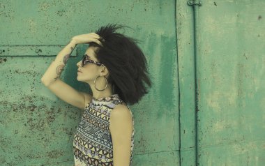 Moda fotoğraf afro saç modeli ile.