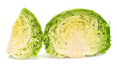 Yeşil lahana parçası ve beyaz arka planda yarı izole.