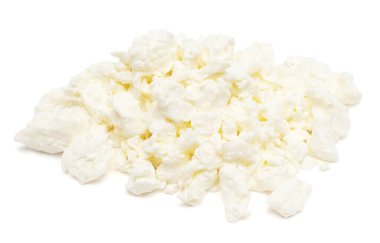 Beyaz arka planda izole edilmiş süzme peynir. Süt ürünü, kaymak yığını. Düz yatış, üst görünüm