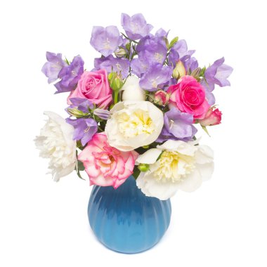 Çiçek aranjmanı ince bir buket şakayık, beyaz arka planda izole edilmiş vazoda çanlar ve güller. Çiçek deseni, natürmort, nesne. Düz yatış, üst görünüm