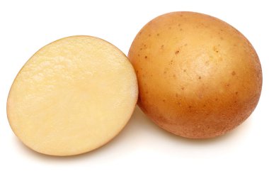 Genç patates ve beyaz arka planda yarı izole. Yeni hasat. Düz yatış, üst görünüm 