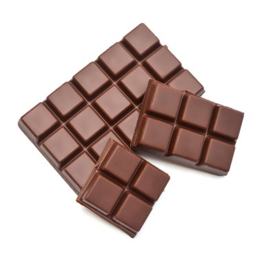 Beyaz arka planda izole edilmiş çikolata parçaları. Üst manzara, düz uzanma