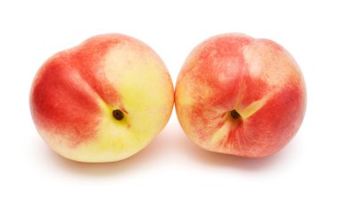 Beyaz arka planda iki şeftali meyvesi
