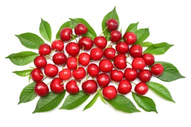 Beyaz arka planda yaprakları olan kirazlar. Üst manzara, düz uzanma