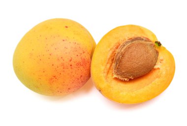 Kayısı meyvesi ve yarısı beyaz arka planda. Düz yatış, üst görünüm