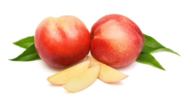 Heap Whole Peaches Slices Leaves Isolated White Background — Stock Photo, Image